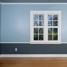 Hohe Deckkraft - Leerer Raum mit Fenster mit Aussicht, Holzboden Parkett Laminat, blauer gestrichen Naturfarbe Zierprofile