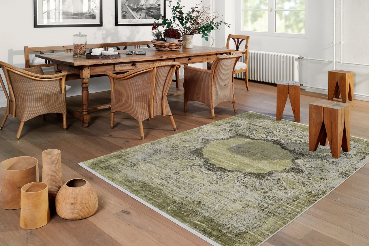 Illustration - Ihr Experte für schönes Wohnen - Ein grüner Teppich im orientalischen Muster liegt im Esszimmer auf einem Holzboden.